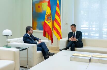 El presidente del Gobierno, Pedro Sánchez (derecha), y el de la Generalitat, Pere Aragonés, durante su reunión el pasado viernes en el Palacio de La Moncloa.