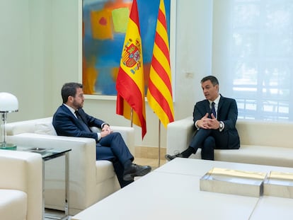 El presidente del Gobierno, Pedro Sánchez (derecha), y el de la Generalitat, Pere Aragonés, durante su reunión el pasado viernes en el Palacio de La Moncloa.