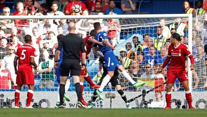 Giroud marca de cabeza, agarrado por Lovren.