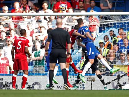 Giroud marca de cabeza, agarrado por Lovren.