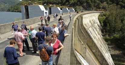 Vecinos de Os Peares protestan en el embalse