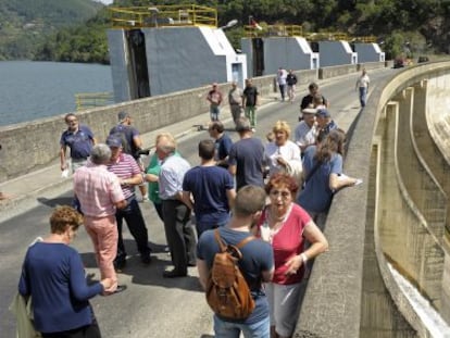 Vecinos de Os Peares protestan en el embalse