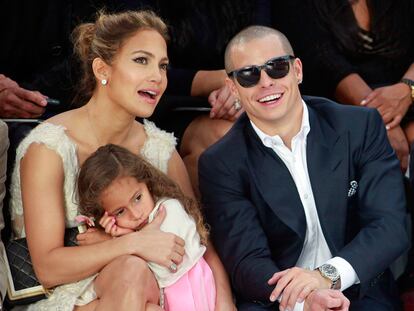 Imagen del día: la hija de Jennifer López se aburre en el desfile de Chanel