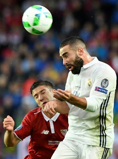 Dani Carvajal y el argentino del Sevilla Luciano Vietto compiten aéreo.