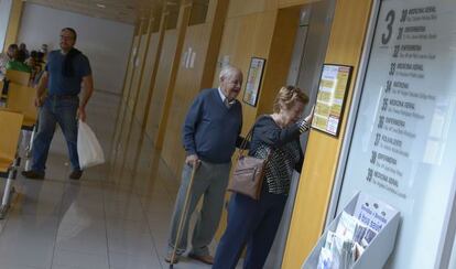 Pacientes en un ambulatorio gallego el agosto pasado.