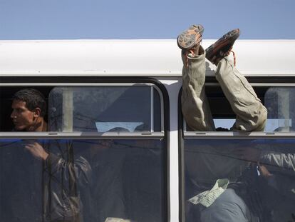 Ciudadanos egipcios que huyeron de la revuelta en Libia a través de Túnez abandonan en autobús el campo de refugiados.