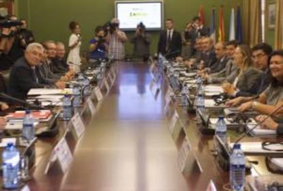 La ministra de Fomento, Ana Pastor (3d), durante la reunión que ha mantenido con el ministro francés de Transportes, Frédéric Cuvillier (i), para analizar los avances del proyecto de la Autopista del Mar Vigo-Nantes, hoy en Vigo.