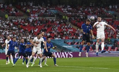 El jugador inglés Declan Rice (a la derecha) pugna por el balón con el italiano Ciro Immobile.