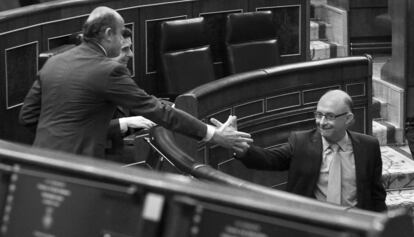 13-02-2013 El ministro de Hacienda, Cristóbal Montoro (d), saluda al titular de Economía, Luis de Guindos, durante la sesión de control al Ejecutivo en el Congreso de los Diputados.