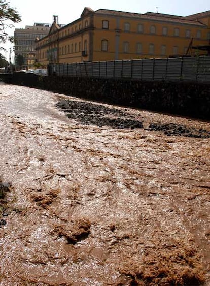 Muy lejos de las comunidades afectadas por la nieve, Canarias se ha visto afectada en los últimos días por fuertes aguaceros. En la provincia de Santa Cruz de Tenerife se ha llegado a suspender la actividad docente por las fuertes lluvias. La imagen fue tomada en la ciudad de La Laguna.