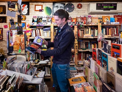 Gabriele Nero, el pasado jueves en su librería El doctor Sax, de la calle de Quart de Valencia.