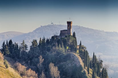 Esta ruta de 395 kilómetros, con inicio en Rávena y final en Florencia y que se puede completar andando o en bicicleta, sigue los pasos del poeta, filósofo y pensador Dante Alighieri (1265-1321), el primero en escribir en italiano. Su 'Divina comedia' dejó una profunda huella en la cultura occidental en un momento en el que empezaban a verse los primeros signos del Renacimiento. El recorrido consta de 20 etapas y es un ejemplo de 'slow travel' para conocer la Emilia-Romaña y la Toscana, con hitos como las ciudades de Rávena —con sus maravillosos mosaicos bizantinos, la ciudad donde Dante se exilió, terminó la 'Divina Comedia' y donde fue enterrado—, y Florencia, cuna del pensador y donde el <a href="https://www.museocasadidante.it/" target="_blank">Museo Casa di Dante </a> conserva viva la memoria del poeta. Y entre una y otra, todo un despliegue de paisajes, con pueblos como Brisighella y su fortaleza (en la foto), o cascadas como las de Acquacheta, de las que Dante escribió hace 700 años.