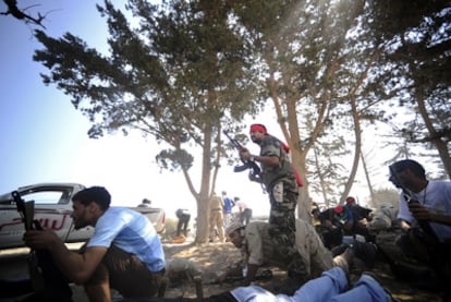 Rebeldes libios durante los enfrentamientos de ayer en el bosque de Gadayem, al oeste de Trípoli.