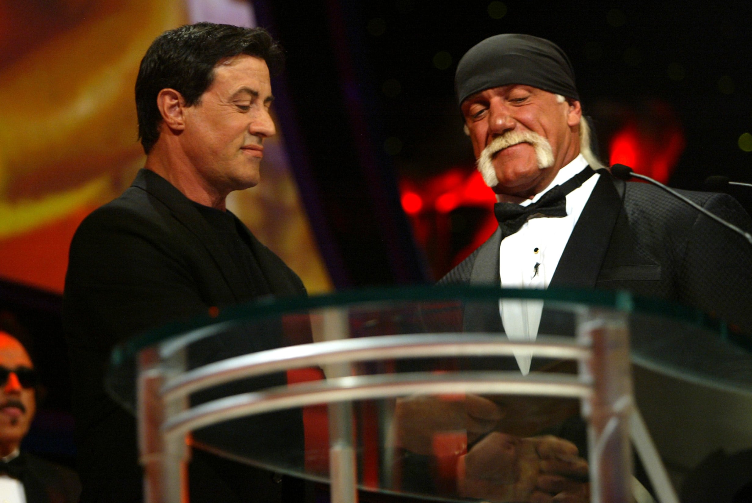 Muere Hulk Hogan, leyenda de la lucha libre, a los 71 años 8 El actor Sylvester Stallone acompaña a Hulk Hogan al Salón de la Fama de la WWE durante una ceremonia en el Anfiteatro Universal, en 2025.