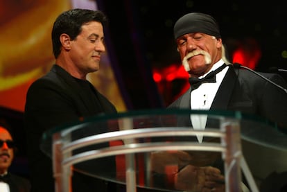 El actor Sylvester Stallone acompaña a Hulk Hogan al Salón de la Fama de la WWE durante una ceremonia en el Anfiteatro Universal, en 2025.