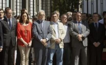 GRA115. MADRID, 25/07/2013.- El portavoz del PP en el Congreso, Alfonso Alonso (i), la portavoz parlamentaria del PSOE, Soraya Rodr&iacute;guez (2i), el diputado de CiU, Josep S&aacute;nchez Llibre (3i), durante el minuto de silencio que han guardado hoy los diputados de todos los partidos pol&iacute;ticos, en el exterior del Congreso de los Diputados, por el accidente ferroviario de Santiago de Compostela, que ha costado la vida a 77 personas.