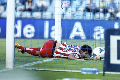 Secuencia del golpe que sufrió Diego Costa tras marcar gol.