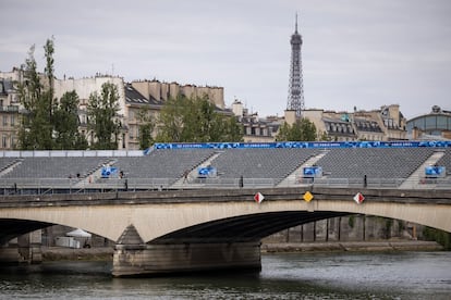 El personal de seguridad revisa las gradas instaladas sobre un puente de París.