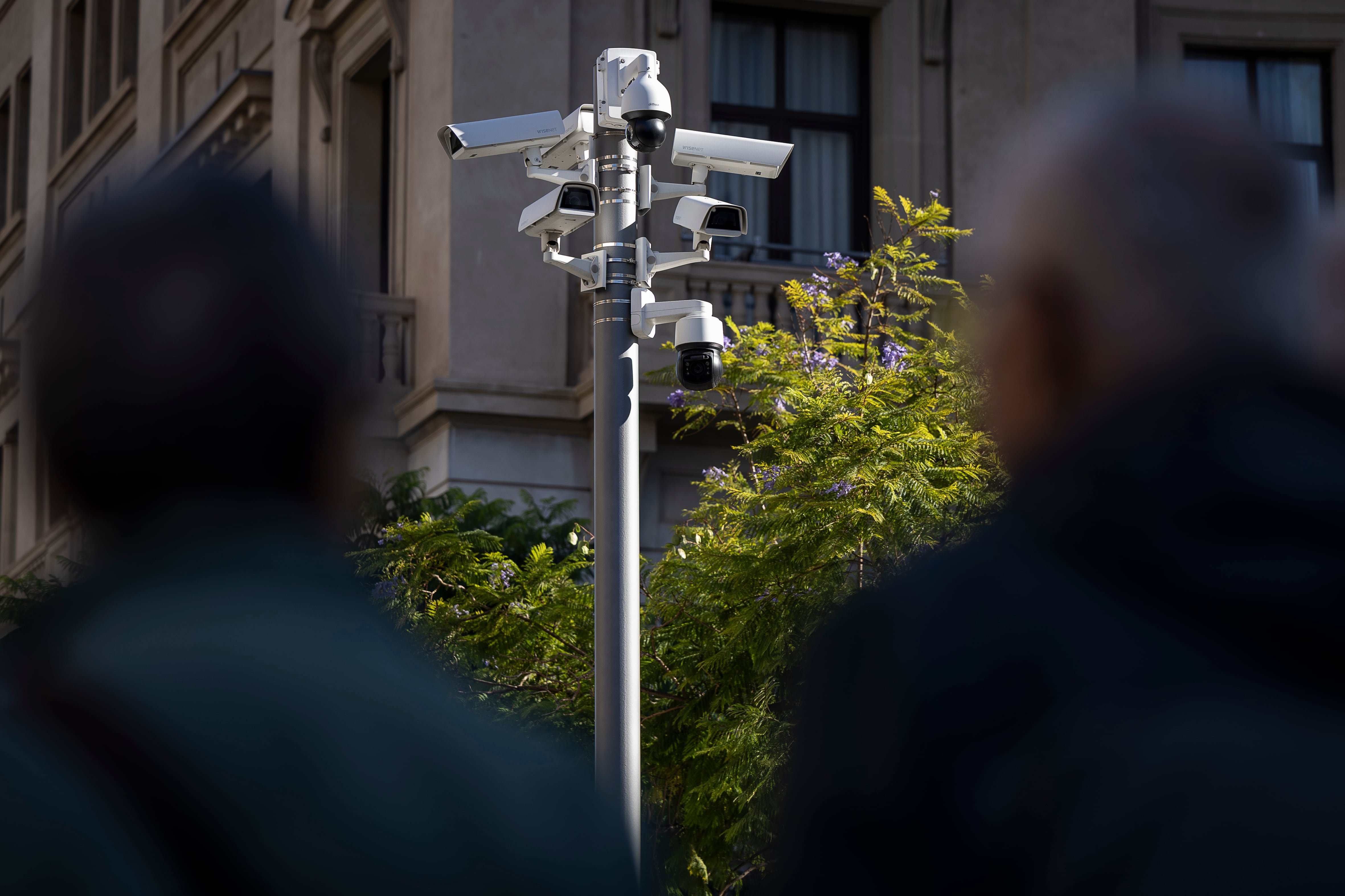 Cámaras de videovigilancia (seguridad) en la calle Via Laietana de BarcelonA.  [ALBERT GARCIA] EL PAÍS


