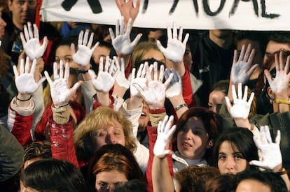 Miles de personas protestaron en toda España (en la imagen, en Barcelona) con las manos en alto, en ocasiones pintadas de blanco, en repulsa contra los responsables de los atentados.