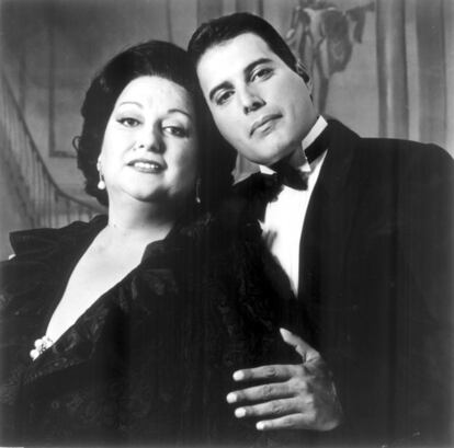 La soprano catalana Montserrat Caballé y el cantante Freddie Mercury, posan en una imagen sin fechar