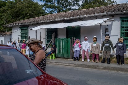 Gutiérrez atiende a un cliente interesado en comprar un año viejo en Rionegro.