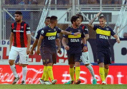 Boca celebra el gol de Benedetto, quien sali&oacute; lesionado un minuto despu&eacute;s.