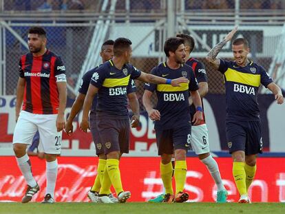 Boca celebra el gol de Benedetto, quien sali&oacute; lesionado un minuto despu&eacute;s.