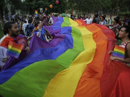 Los miembros de la comunidad LGBT sostienen una bandera del arco iris durante un desfile en Gurgaon, en las afueras de Nueva Delhi, India.