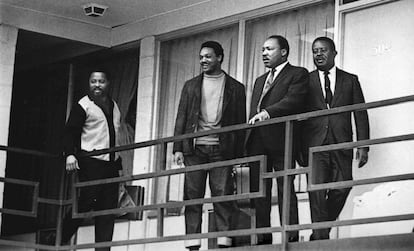 Jesse Jackson, segundo por la izquierda, junto a Martin Luther King, el 3 de abril de 1968 en el motel Lorraine de Memphis, un día antes de que el reverendo fuera asesinado en ese lugar