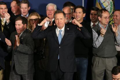 El gobernador de Ohio, John Kasich, ha agradecido el apoyo de sus familiares, de sus simpatizantes y de los voluntarios, ha afirmado que sus seguidores son su mejor "pliza de seguros" y ha insistido en su voluntad de diferenciar su campa?a de la del resto de candidatos, a los que acusa de asumir un tono beligerante. En la imagen, Kasich, celebra los resultados.