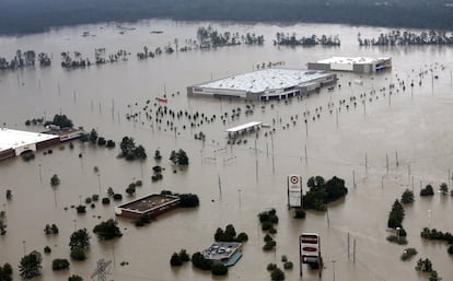 Empresas afectadas por las inundaciones del huracán Harvey en Humble (Texas), el 29 de agosto.