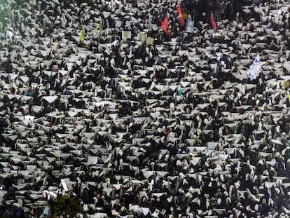 Manifestantes erguem lenços brancos, objetos que as Mães e Avós da Praça de Maio usam para simbolizar as fraldas usadas por seus filhos desaparecidos.