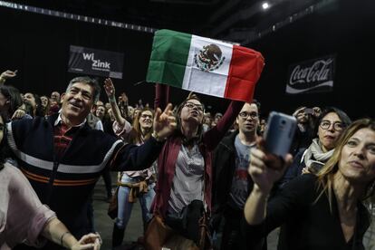 Asistentes al concierto solidario en Madrid por el terremoto de México.