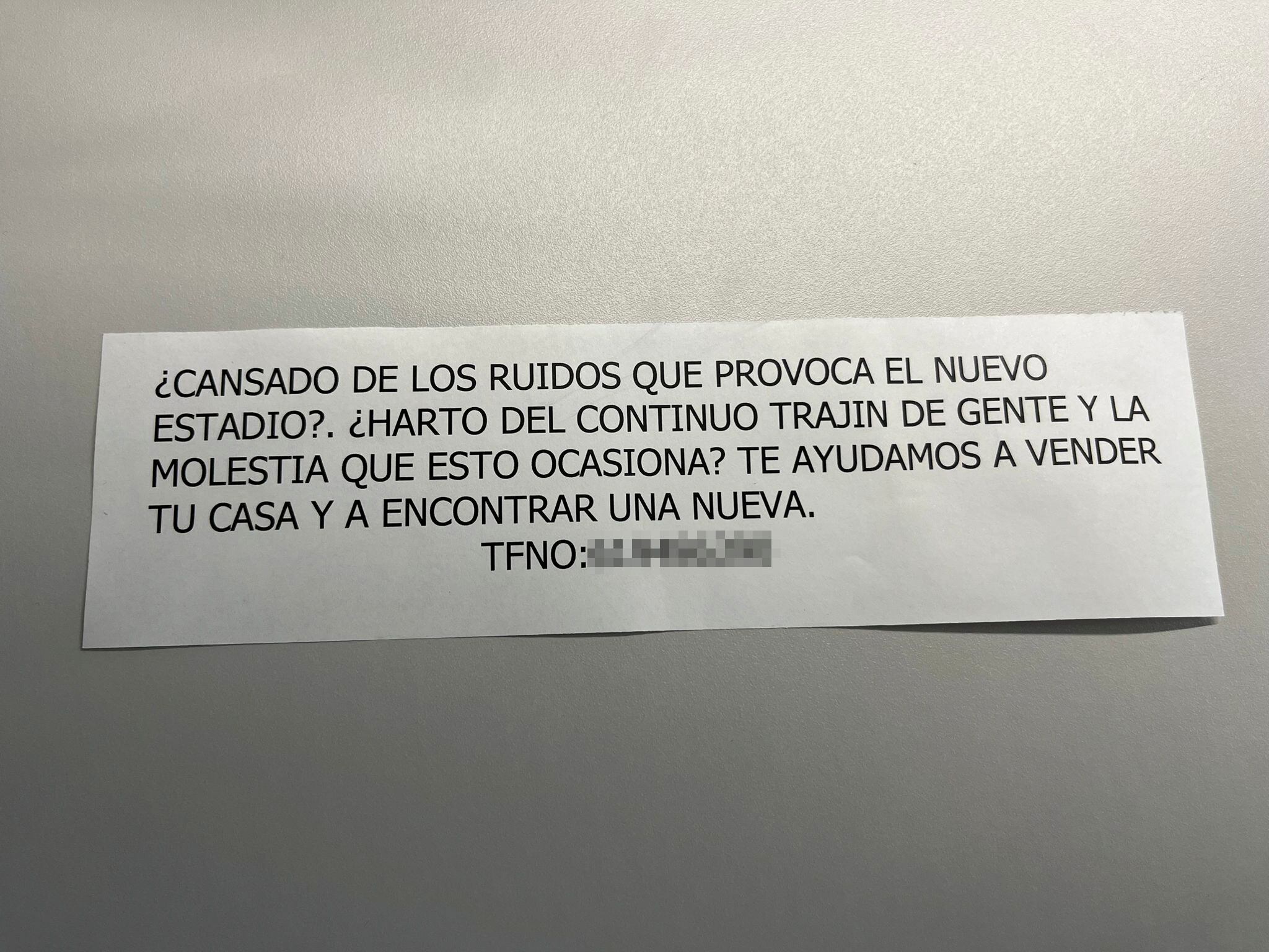 Uno de los anuncios recogidos por los vecinos de la zona del Santiago Bernabéu.