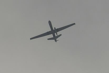 Un dron de EE UU sobrevuela el aeropuerto de Kabul, este martes.