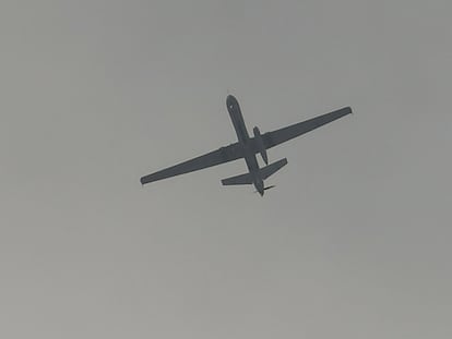 Un dron de EE UU sobrevuela el aeropuerto de Kabul, este martes.