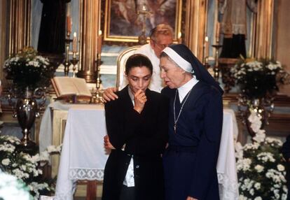 Pilar Bardem (vestida de monja) junto a Angela Molina. Detrás, José Cafarell, vestido de sacerdote. Todos ellos participaron en la serie 'Hermanas' (1998), de Telecinco.