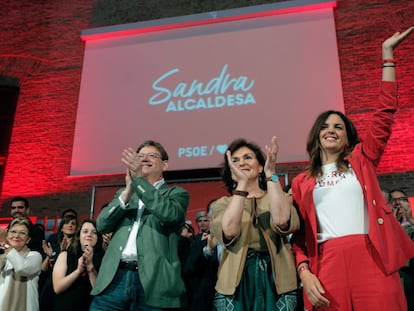 La vicepresidenta del Gobierno, Carmen Calvo (centro), junto al presidente de la Generalitat, Ximo Puig (izquierda), y la candidata a la alcaldía de Valencia por el PSPV, Sandra Gómez en el último acto de campaña celebrado en Valencia por las elecciones municipales de 2019.