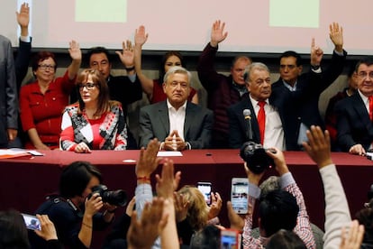 L&oacute;pez Obrador, al centro, en un evento del Partido de los Trabajadores. 