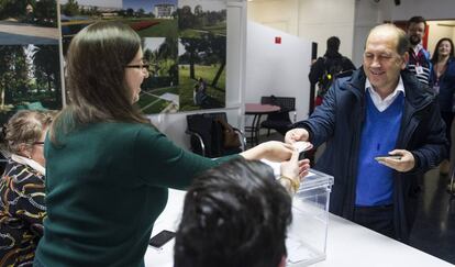 El ganador de las primarias, Fernández Leiceaga, en el momento de depositar su voto en Santiago.