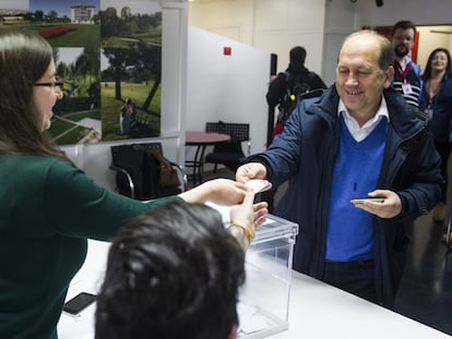 El ganador de las primarias, Fernández Leiceaga, en el momento de depositar su voto en Santiago.