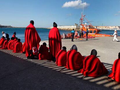 Salvamento Mar&iacute;timo ha rescatado hoy en el Estrecho de Gibraltar a 40 inmigrantes cuando intentaban alcanzar las costas espa&ntilde;olas a bordo de dos pateras. En la imagen, los rescatados esperan en el puerto de Tarifa (C&aacute;diz) a ser trasladados. 