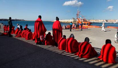 Salvamento Mar&iacute;timo ha rescatado hoy en el Estrecho de Gibraltar a 40 inmigrantes cuando intentaban alcanzar las costas espa&ntilde;olas a bordo de dos pateras. En la imagen, los rescatados esperan en el puerto de Tarifa (C&aacute;diz) a ser trasladados. 