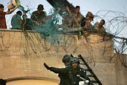 Policas israeles se enfrentan a los colonos durante el desalojo del asentamiento de Kfar Darom.