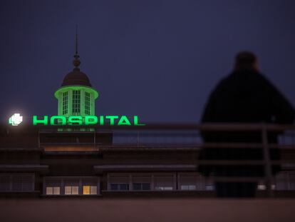 El Hospital Universitario Virgen del Rocío de Sevilla ilumina su cúpula de verde como símbolo de resiliencia para los profesionales y ciudadanos que colaboran durante el estado de alarma por el nuevo coronavirus.