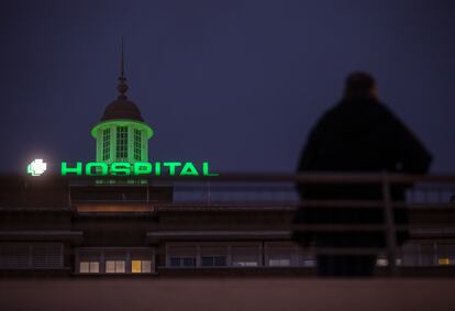 El Hospital Universitario Virgen del Rocío de Sevilla ilumina su cúpula de verde como símbolo de resiliencia para los profesionales y ciudadanos que colaboran durante el estado de alarma por el nuevo coronavirus.