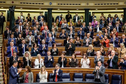 El presidente del Gobierno, Pedro Snchez (abajo izquierda), las vicepresidentas Mara Jess Montero y Yolanda Daz y los ministros de Presidencia, Flix Bola?os, y de Transportes, ?scar Puente, aplauden tras la aprobacin de la reforma fiscal, este jueves en el Congreso.