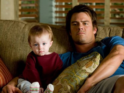 En la película 'Como la vida misma' (2010), el actor Josh Duhamel interpreta a un hombre que se ve obligado a convivir con un bebé con el que no sabe cómo comportarse.
