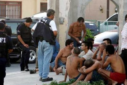 Agentes federales mexicanos, con algunos de los 44 secuestrados liberados el domingo en Nuevo Laredo.